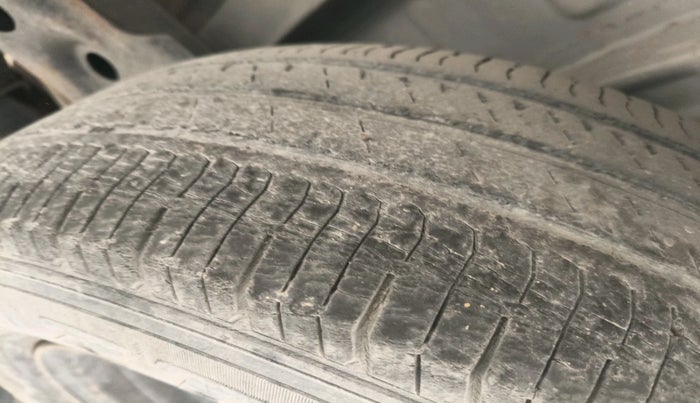 2012 Toyota Innova GX 2.5 7 STR, Diesel, Manual, 2,27,723 km, tyre