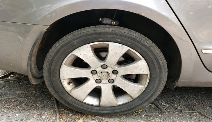 2010 Skoda Superb ELEGANCE 1.8 TSI AT, Petrol, Automatic, 72,496 km, tyre