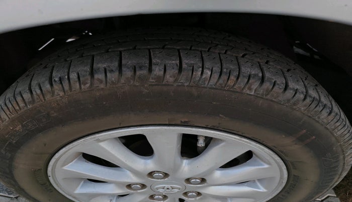 2013 Toyota Innova 2.5 VX 8 STR, Diesel, Manual, 2,66,730 km, tyre