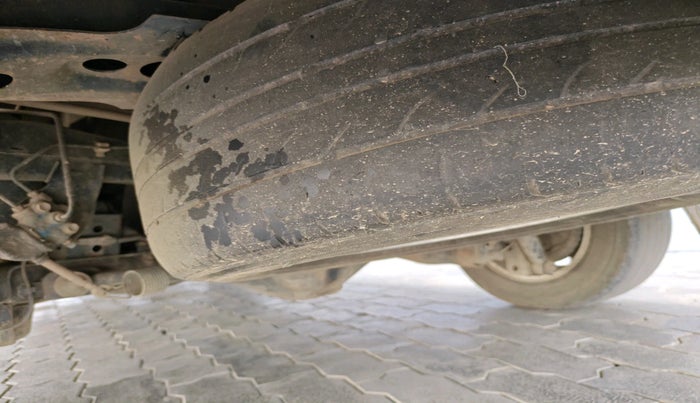 2013 Toyota Innova 2.5 VX 8 STR, Diesel, Manual, 2,66,730 km, tyre