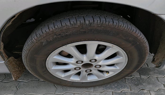 2013 Toyota Innova 2.5 VX 8 STR, Diesel, Manual, 2,66,730 km, tyre