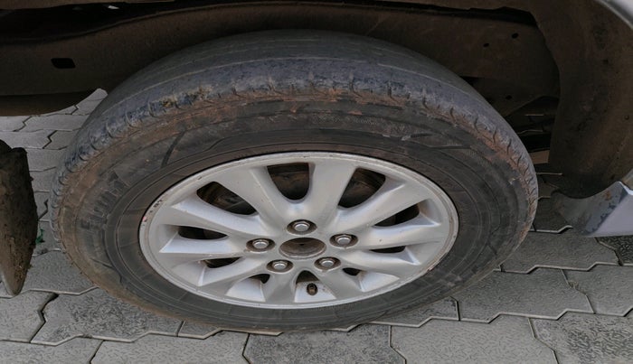 2013 Toyota Innova 2.5 VX 8 STR, Diesel, Manual, 2,66,730 km, tyre