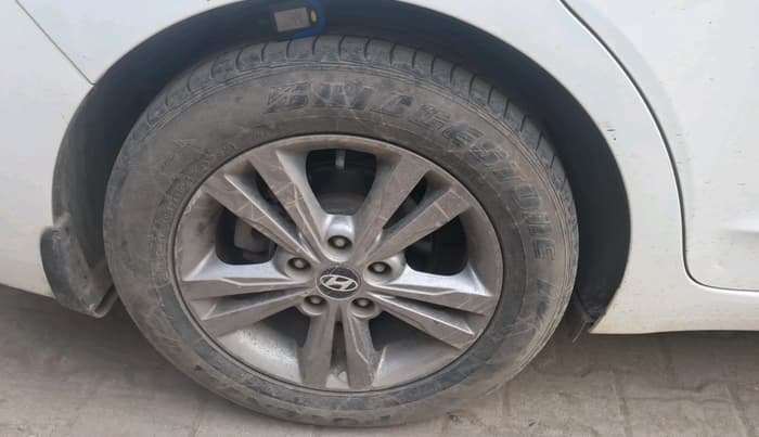 2017 Hyundai New Elantra 2.0 SX(O) AT PETROL, Petrol, Automatic, 60,809 km, tyre