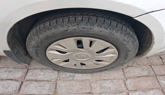 2011 Maruti Swift VXI, Petrol, Manual, 82,332 km, tyre