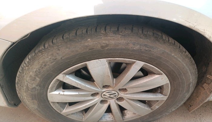 2011 Volkswagen Passat HIGHLINE DSG, Diesel, Automatic, 1,34,902 km, tyre