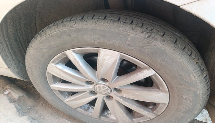 2011 Volkswagen Passat HIGHLINE DSG, Diesel, Automatic, 1,34,902 km, tyre