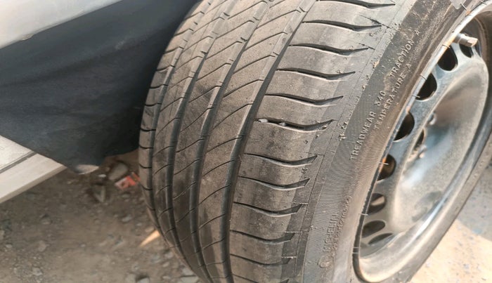 2011 Volkswagen Passat HIGHLINE DSG, Diesel, Automatic, 1,34,902 km, tyre