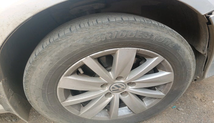 2011 Volkswagen Passat HIGHLINE DSG, Diesel, Automatic, 1,34,902 km, tyre