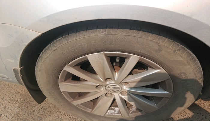 2011 Volkswagen Passat HIGHLINE DSG, Diesel, Automatic, 1,34,902 km, tyre