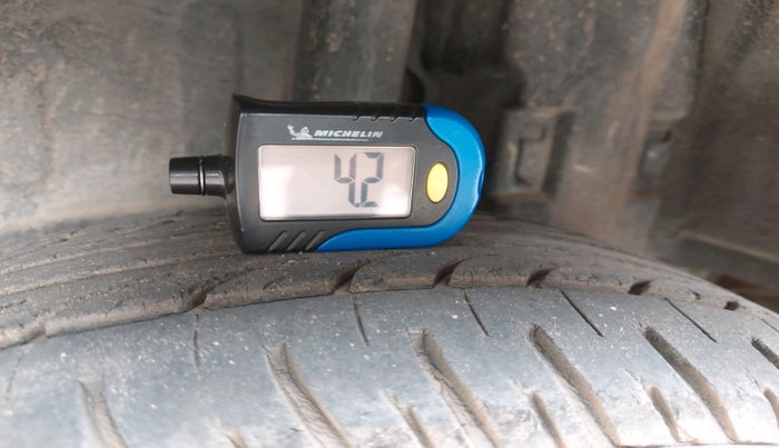 2013 Toyota Etios Liva G, Petrol, Manual, 1,45,417 km, tyre