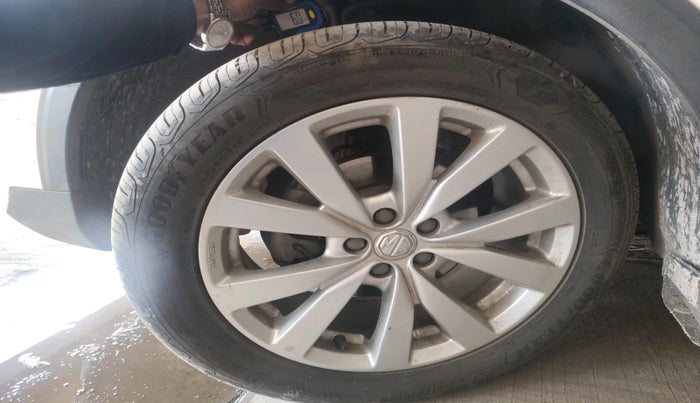 2023 MG ASTOR SMART 1.5 MT, Petrol, Manual, 5,379 km, tyre