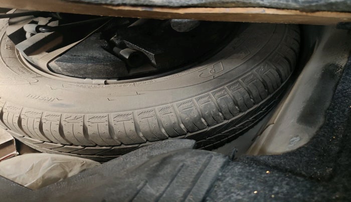 2017 Volkswagen Ameo COMFORTLINE 1.2L, Petrol, Manual, 1,02,720 km, tyre