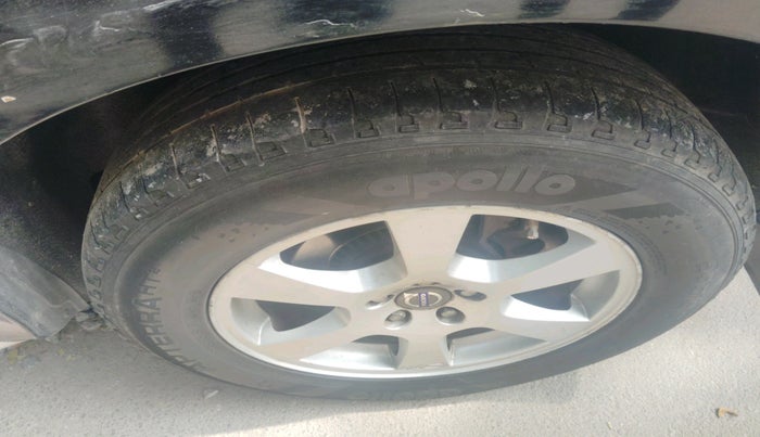 2012 Volvo XC 60 D4 KINETIC, Diesel, Automatic, 1,46,550 km, tyre