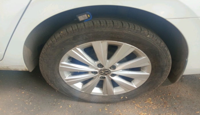 2023 Volkswagen VIRTUS HIGHLINE TSI 1.0 AT, Petrol, Automatic, 2,618 km, tyre