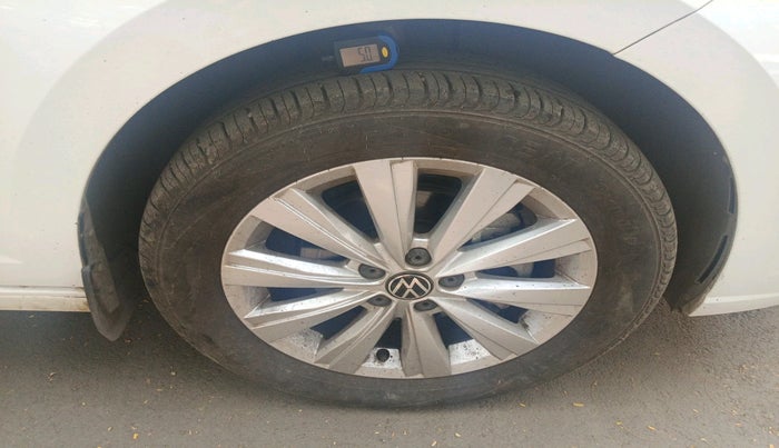 2023 Volkswagen VIRTUS HIGHLINE TSI 1.0 AT, Petrol, Automatic, 2,618 km, tyre