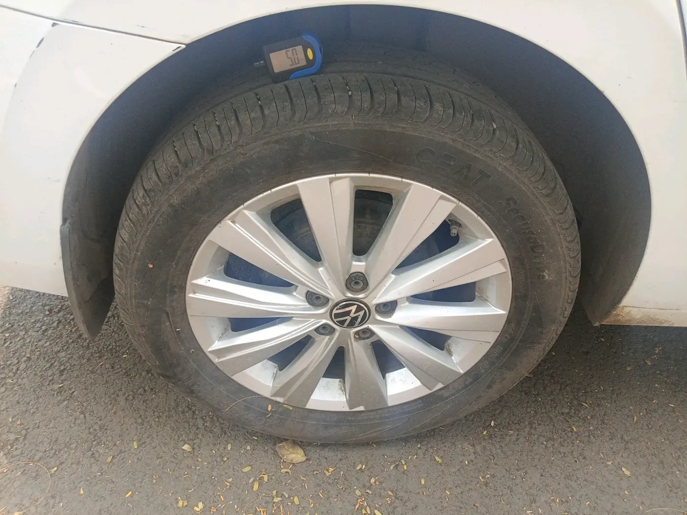 2023 Volkswagen VIRTUS HIGHLINE TSI 1.0 AT, Petrol, Automatic, 2,700 km, tyre