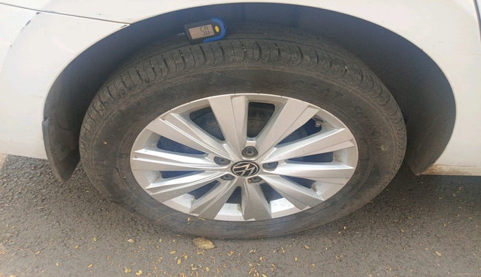 2023 Volkswagen VIRTUS HIGHLINE TSI 1.0 AT, Petrol, Automatic, 2,618 km, tyre