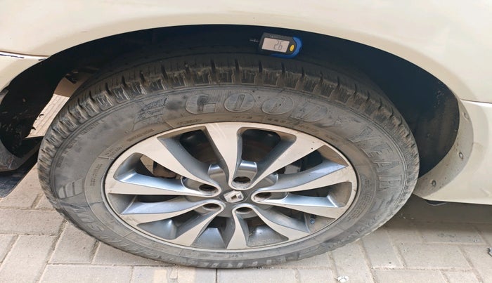 2011 Renault Koleos 4x4 AT, Diesel, Automatic, 1,78,203 km, tyre