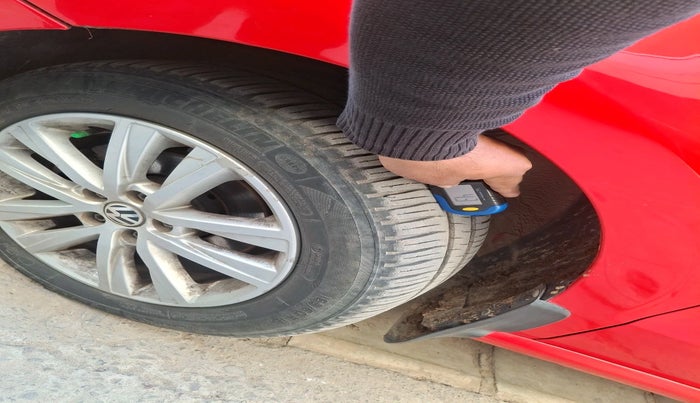 2013 Volkswagen Polo HIGHLINE1.2L, Petrol, Manual, 1,37,943 km, tyre