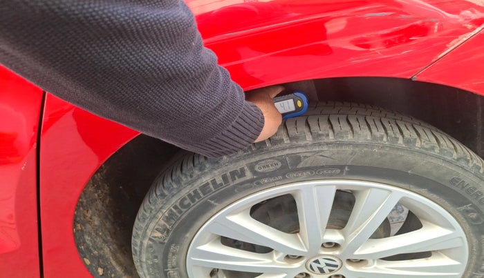 2013 Volkswagen Polo HIGHLINE1.2L, Petrol, Manual, 1,37,943 km, tyre