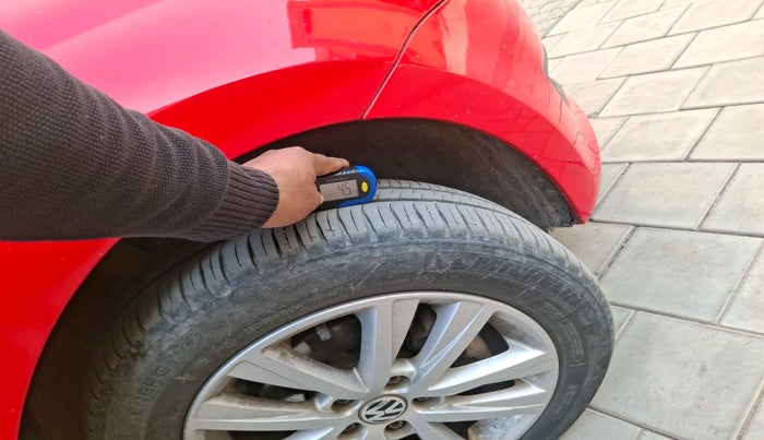 2013 Volkswagen Polo HIGHLINE1.2L, Petrol, Manual, 1,37,943 km, tyre