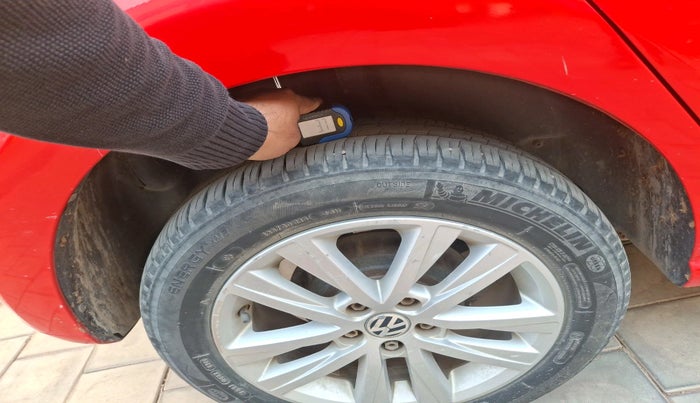 2013 Volkswagen Polo HIGHLINE1.2L, Petrol, Manual, 1,37,943 km, tyre