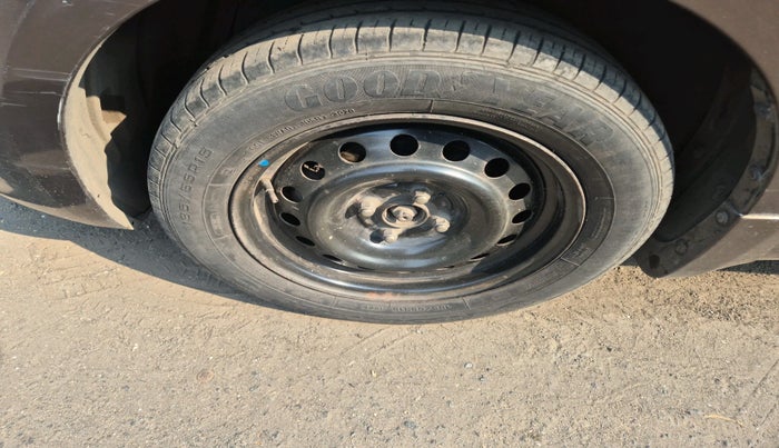 2015 Maruti Ciaz ZXI, Petrol, Manual, 1,15,312 km, tyre