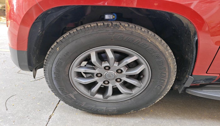 2018 Mahindra TUV300 T10 AMT, Diesel, Automatic, 1,17,658 km, tyre