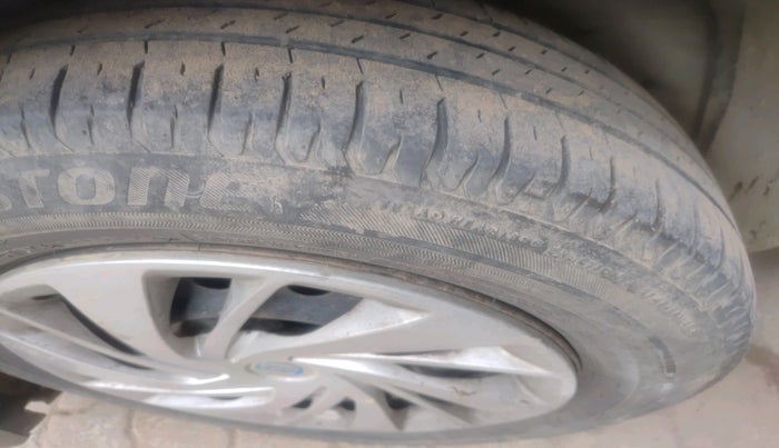 2017 Maruti Ertiga VXI, Petrol, Manual, 1,52,329 km, tyre