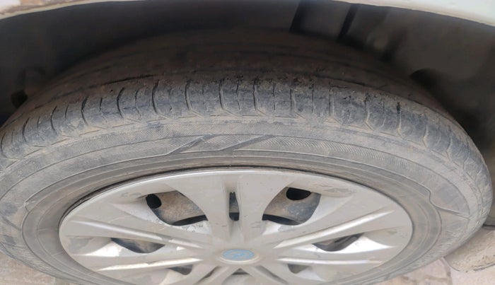 2017 Maruti Ertiga VXI, Petrol, Manual, 1,52,329 km, tyre