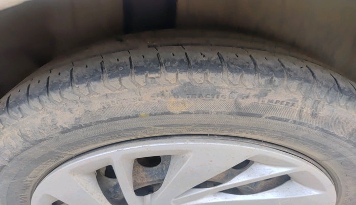 2017 Maruti Ertiga VXI, Petrol, Manual, 1,52,329 km, tyre