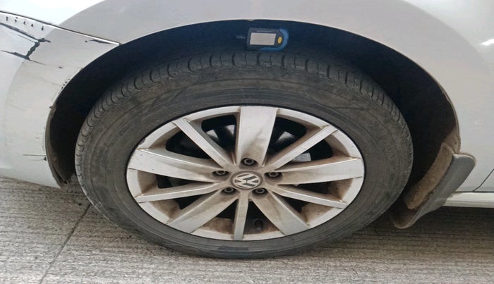 2014 Volkswagen Polo HIGHLINE1.5L, Diesel, Manual, 1,08,470 km, tyre