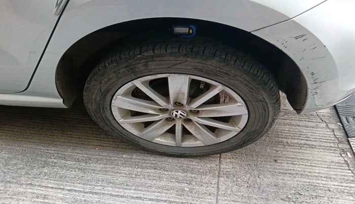 2014 Volkswagen Polo HIGHLINE1.5L, Diesel, Manual, 1,08,470 km, tyre