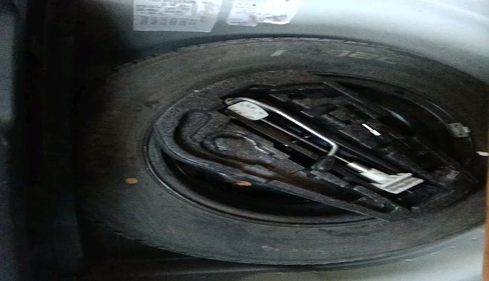 2014 Volkswagen Polo HIGHLINE1.5L, Diesel, Manual, 1,08,470 km, tyre