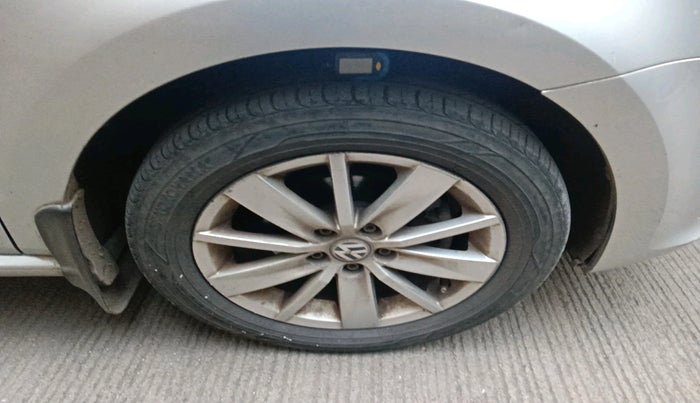 2014 Volkswagen Polo HIGHLINE1.5L, Diesel, Manual, 1,08,470 km, tyre