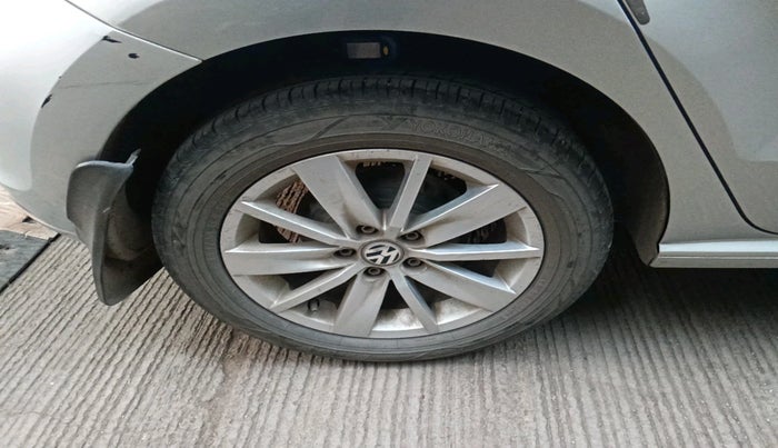 2014 Volkswagen Polo HIGHLINE1.5L, Diesel, Manual, 1,08,470 km, tyre