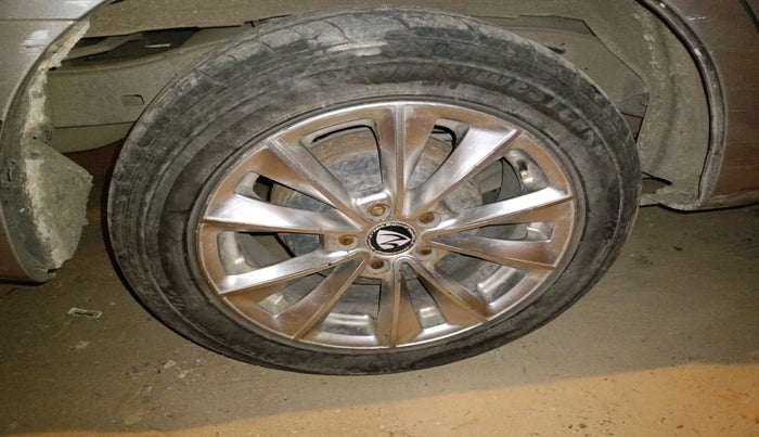 2019 Toyota Innova Crysta 2.8 GX AT 7 STR, Diesel, Automatic, 1,13,577 km, tyre