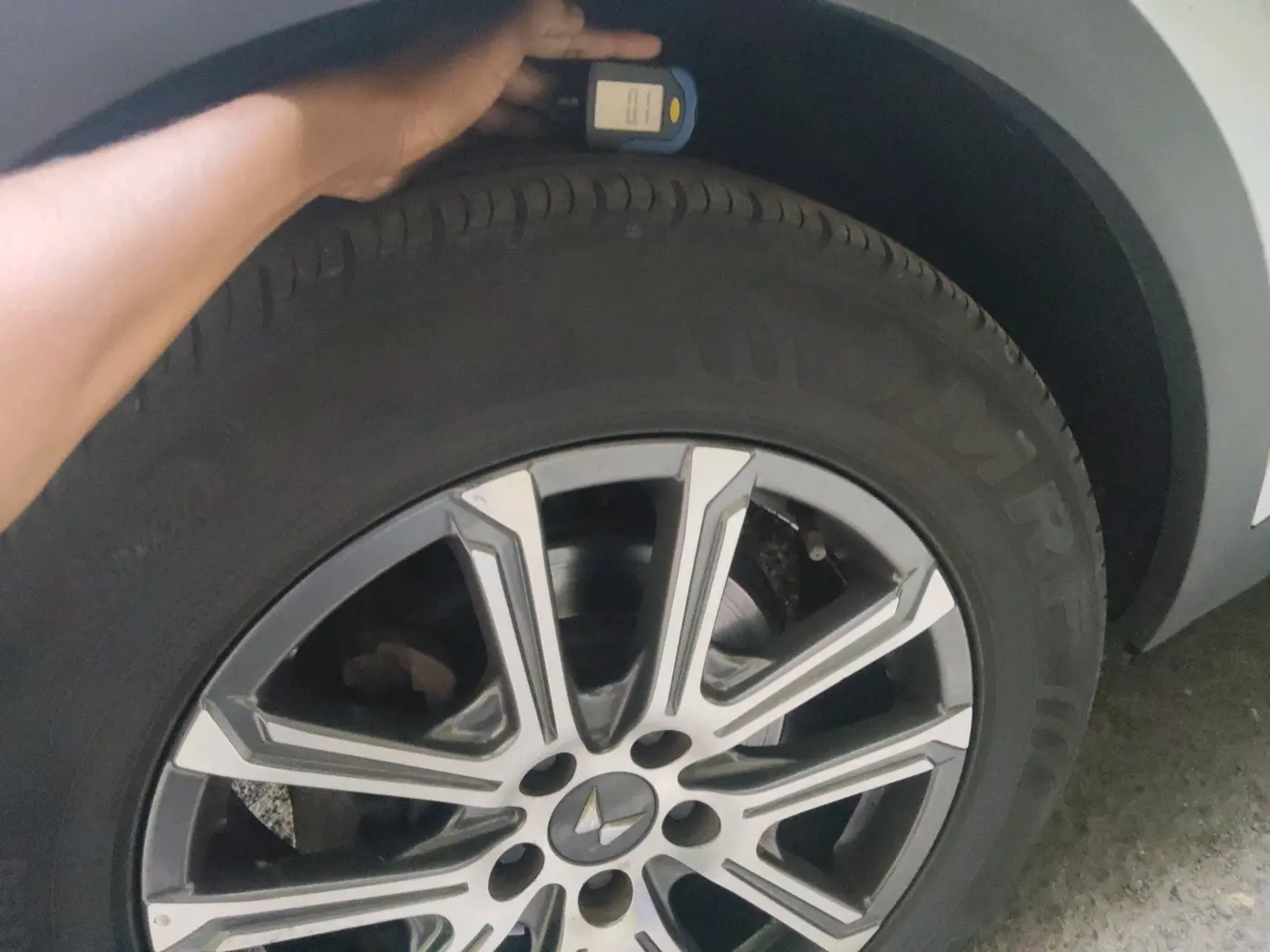2022 Mahindra XUV700 AX 7 LUXURY P AT 7 STR, Petrol, Automatic, 46,752 km, tyre