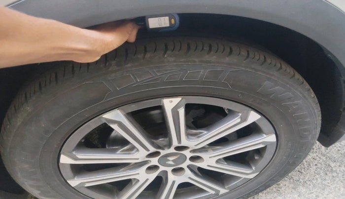 2022 Mahindra XUV700 AX 7 LUXURY P AT 7 STR, Petrol, Automatic, 46,752 km, tyre