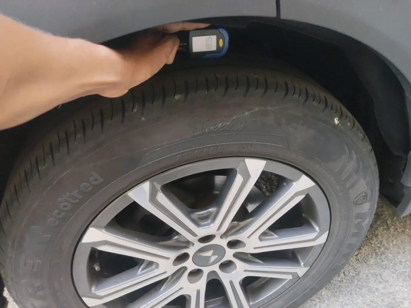 2022 Mahindra XUV700 AX 7 LUXURY P AT 7 STR, Petrol, Automatic, 46,752 km, tyre