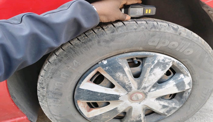 2011 Volkswagen Vento TRENDLINE 1.6, Petrol, Manual, 83,020 km, tyre