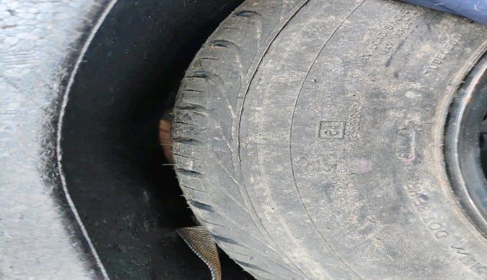 2011 Volkswagen Vento TRENDLINE 1.6, Petrol, Manual, 83,020 km, tyre