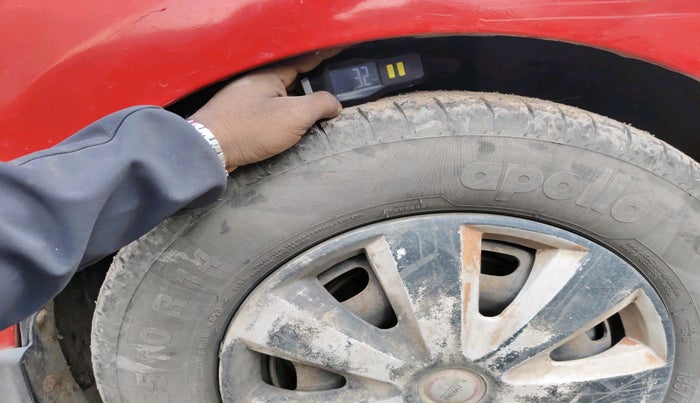 2011 Volkswagen Vento TRENDLINE 1.6, Petrol, Manual, 83,020 km, tyre