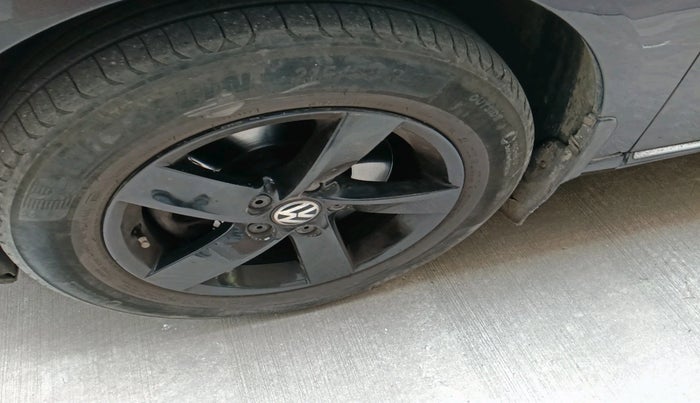 2012 Volkswagen Passat HIGHLINE DSG, Diesel, Automatic, 1,33,314 km, tyre