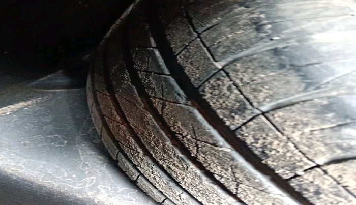 2012 Volkswagen Passat HIGHLINE DSG, Diesel, Automatic, 1,33,314 km, tyre