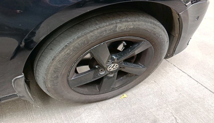 2012 Volkswagen Passat HIGHLINE DSG, Diesel, Automatic, 1,33,314 km, tyre