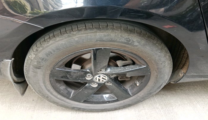 2012 Volkswagen Passat HIGHLINE DSG, Diesel, Automatic, 1,33,314 km, tyre