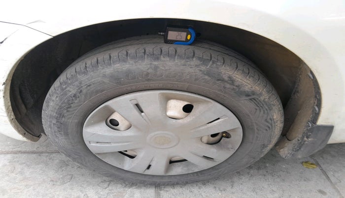 2014 Maruti Swift LXI, Petrol, Manual, 1,08,476 km, tyre