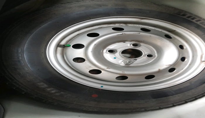 2014 Maruti Swift LXI, Petrol, Manual, 1,08,476 km, tyre