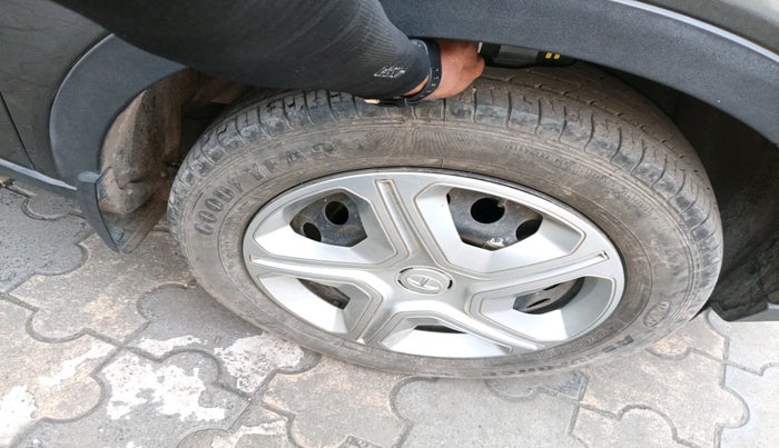 2021 Tata NEXON XMA SUNROOF PETROL, Petrol, Automatic, 25,441 km, tyre